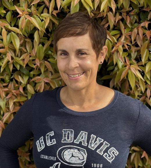 Photo of Audrey Muller-Hartwig in front of a Tree 
